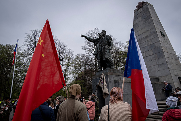 Komunisté si v Ostravě připomněli padlé. Zavlály vlajky Stalina i Sovětského svazu