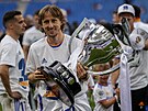 Luka Modri s pohárem pro vítze La Ligy.