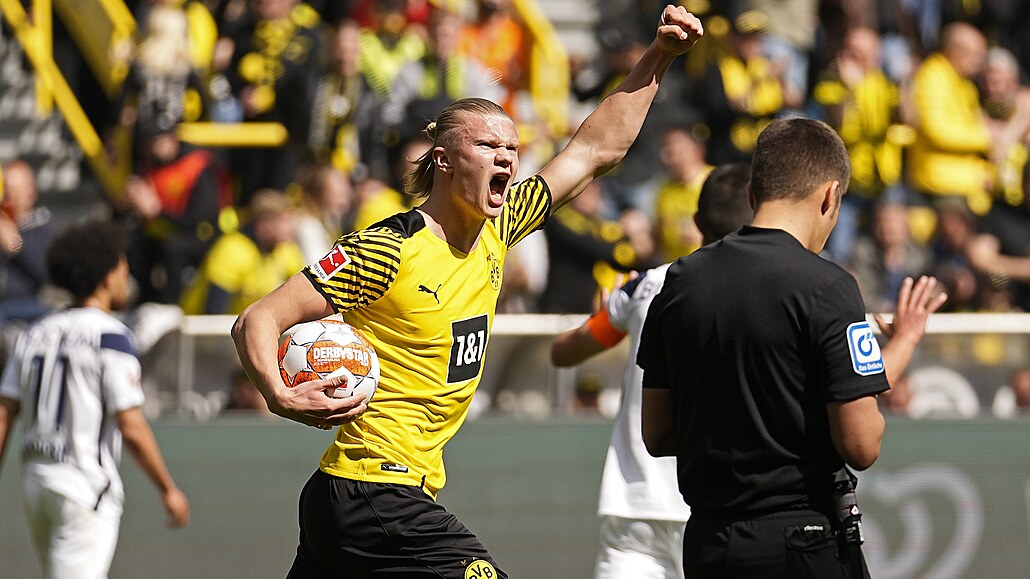 Erling Haaland z Dortmundu slaví promnnou penaltu v zápase proti Bochumu.