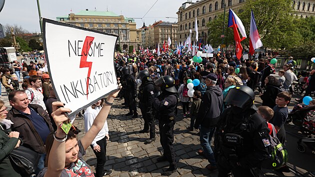 Prahou krom Nrodnho pochodu pro ivot proel tak protestn pochod nazvan A ije volba - moje tlo, moje volba bez ntlaku. (30. dubna 2022)