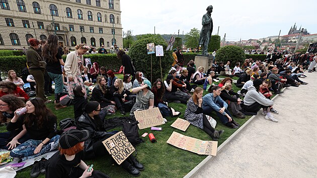 Prahou pro�li p��znivci Hnut� pro �ivot, od jejich odp�rc� je odd�lovali policist�.(30. dubna 2022)