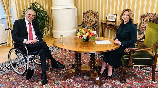 Prezident Milo Zeman a modertorka Terezie Tomnkov pi naten Partie TV Prima. (30. dubna 2022)