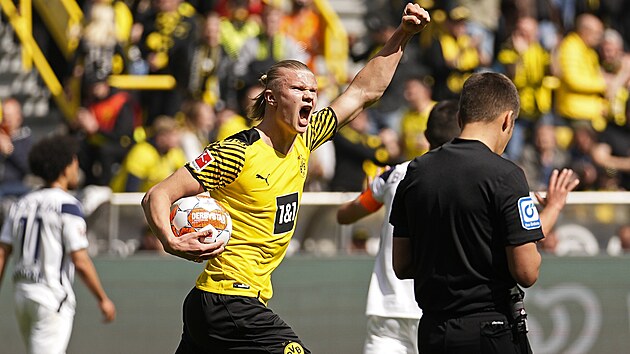 Erling Haaland z Dortmundu slav promnnou penaltu v zpase proti Bochumu.