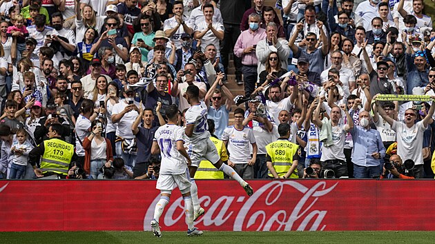 Rodrygo z Realu Madrid slaví s fanoušky svůj gól proti Espanyolu.