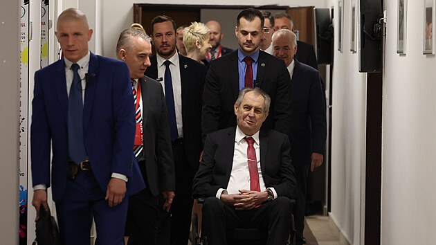 Prezident Miloš Zeman v sobotu zamířil do hotelu Olšanka na sjezd odborové centrály ČMKOS. Přivítal ho předseda odborové centrály Josef Středula.