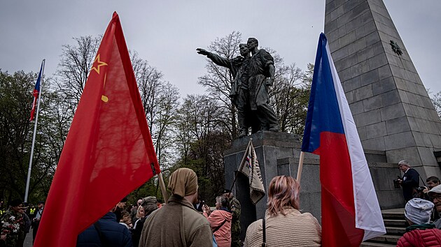 Vlajky s podobiznou Stalina i bvalho Sovtskho svazu se objevily v sobotu na pietn akci za padl vojky ve druh svtov vlce v Ostrav. (30. bezna 2022)