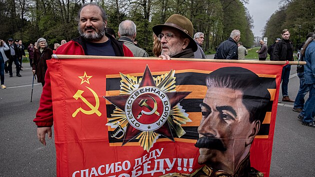 N�v�t�vn�ci na akci �asto krom� kv�tin p�inesli tak� vlajky. (30. dubna 2022)