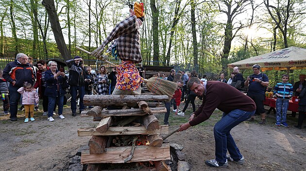 SSD se vrac k lidov tradici plen arodjnic. arodjnici sociln demokrat zaplili v arelu lesn restaurace na Zelen louce v Praze 4. Akce se zastnil i pedseda SSD Michal marda. (30. dubna 2022)