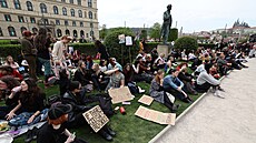 Prahou pro�li p�íznivci Hnutí pro �ivot, od jejich odp�rc� je odd�lovali...