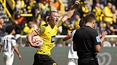 Erling Haaland z Dortmundu slaví promnnou penaltu v zápase proti Bochumu.
