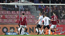 Sparťanský brankář Milan Heča inkasuje gól z kopačky Michaela Leibla (číslo 18).