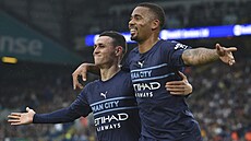 Gabriel Jesus z Manchesteru City (vpravo) slaví se spoluhrá�em Philem Fodenem...