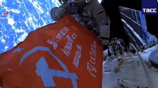 Ruští kosmonauti rozvinuli vlajku vítězství SSSR. (29. dubna 2022)