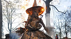 Téměř třímetrovou čarodějnice zapálili u jabloneckého pivovaru Volt. (30. dubna...