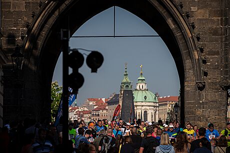 Pohled na závodníky pod Staromstskou mosteckou ví. Praský maraton 2022.