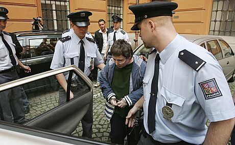 Policejní eskorta odvádí od soudu v Brn Barboru krlovou v poutech. (2008)