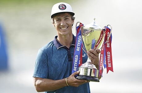 Dánský golfista Thorbjörn Olesen s trofejí pro vítze British Masters