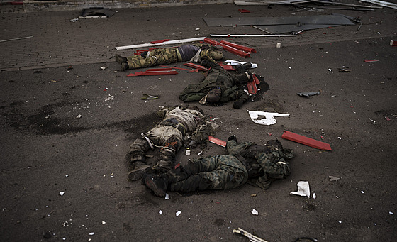 Tla zabitých ruských voják, která na pedmstí Charkova kdosi vyskládal do...