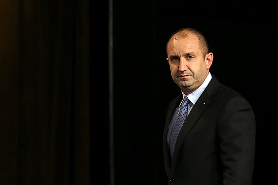 Rumen Radev pichází na tiskovou konferenci (14.11.2016).