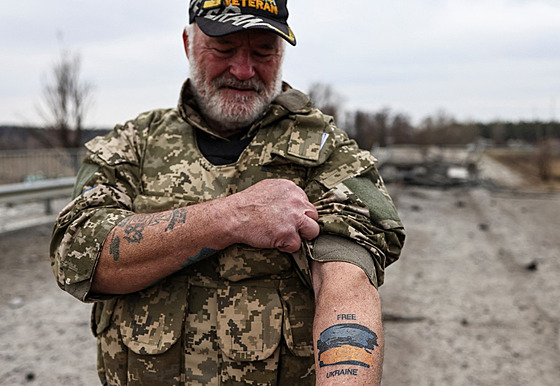 Americký veterán ukazuje své tetování s ukrajinskou vlajkou, zatímco hlídkuje...