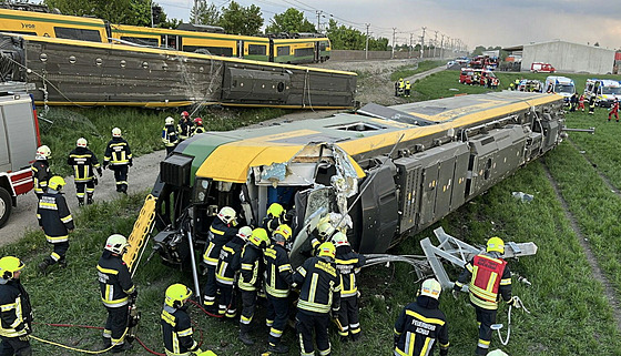 U rakouské obce Münchendorf v Dolních Rakousích vykolejil vlak. (9. kv�tna 2022)