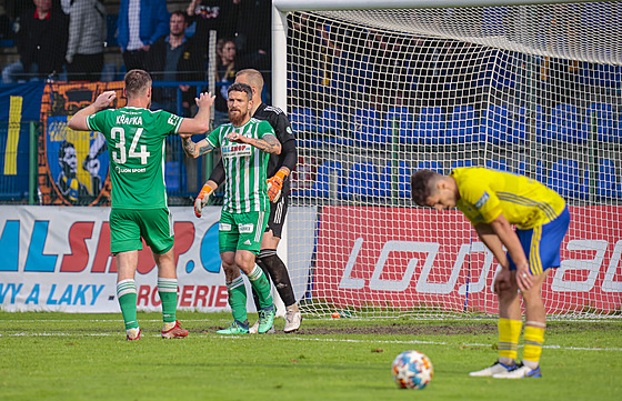 Hrái Bohemians se radují po vstelení gólu do sít Zlína.