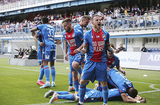 Hráči Plzně se radují po vstřeleném gólu Milana Havla (ležící).