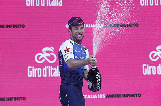 Mark Cavendish slaví se ampaským po vyhrané etap Gira.