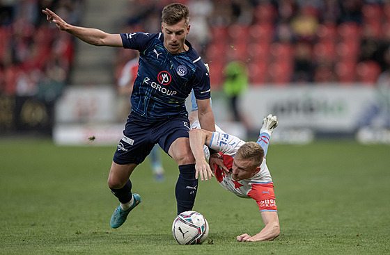 Michal Tomi ze Slovácka (vlevo) v souboji o mí s Petrem evíkem ze Slavie.