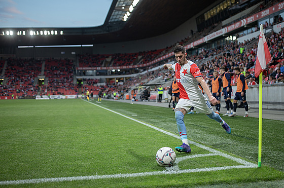 Srdjan Plavi ze Slavie rozehrává rohový kop ped branku Slovácka.