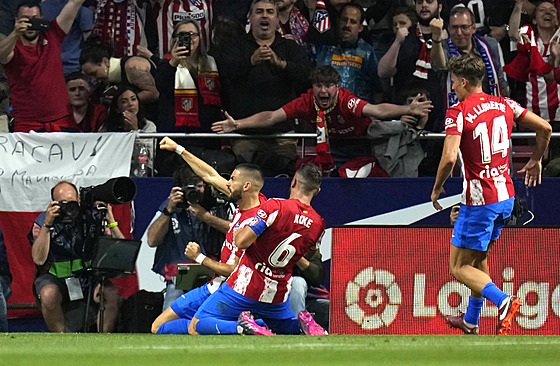 Yannick Carrasco z Atlética (vlevo) slaví gól proti Realu Madrid.