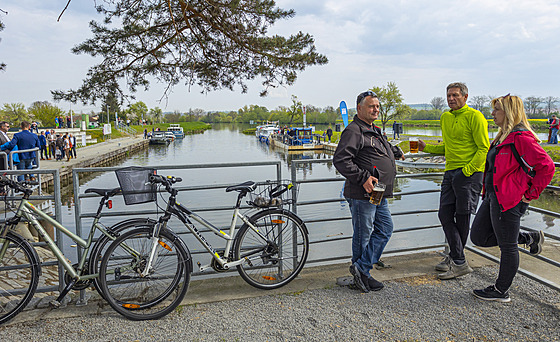 Cyklisté se do zaátku kvtna nedostanou pes jez ve Spytihnvi. 