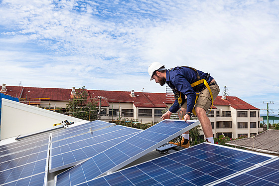 Solární panely na střeše pomohou snížit výdaje za energii