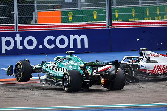 Mick Schumacher naráí v první zatáce 54. kola Velké ceny Miami do Sebastiana...