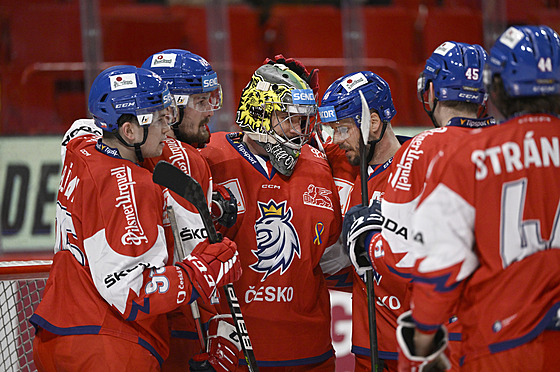 Čeští hokejisté se radují z vítězství v úvodním utkání na Švédských hrách ve...