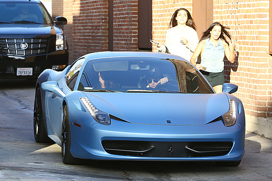 Ferrari Justina Biebera v modré barv.