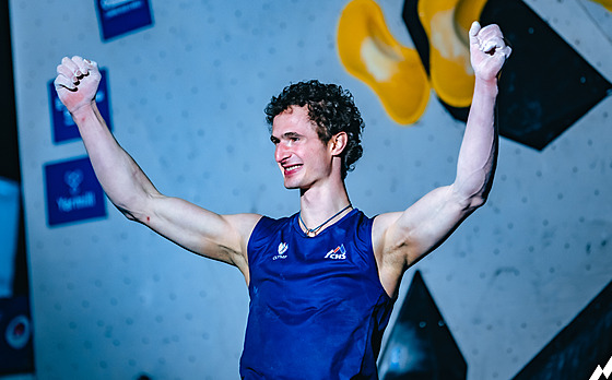 Adam Ondra slaví vítzství na Evropském poháru v boulderingu v Praze.