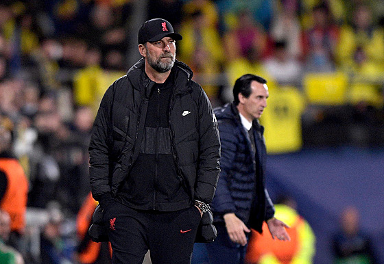 Liverpoolský kou Jürgen Klopp pihlíí utkání na stadionu Villarrealu v...