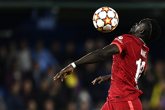 Sadio Mané z Liverpoolu si zpracovává mí�.