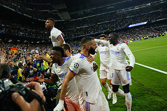 Fotbalisté Realu Madrid mají radost z postupového gólu Karima Benzemy...