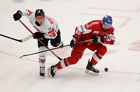 Michael paek (vpravo) a Rakuan Benjamin Baumgartner bojují o puk.