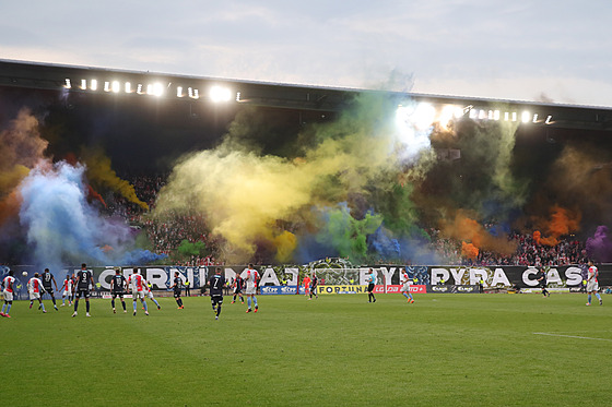 Zápas Slavie proti Plzni doprovází boulivá atmosféra.