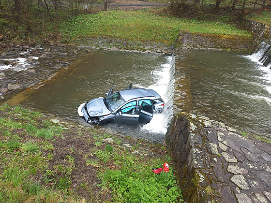 Auto skonilo pod jezem v obci Horní Lomná na Jablunkovsku.