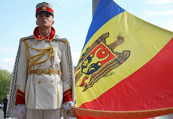 V Moldavsku oslavili Den státní vlajky. Snímek pochází z metropole Kiinva....