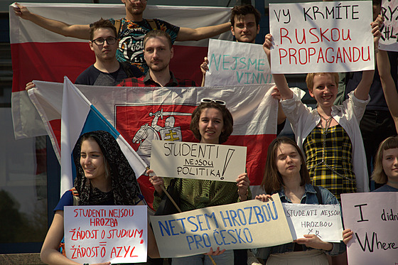 Skupina studentů protestovala v kampusu Dejvice proti zákazu vydávání víz a...