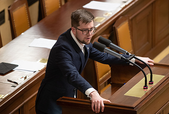 Pirát Jakub Michálek v prbhu jednání mimoádné schze dolní komory parlamentu.