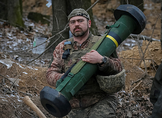 Ukrajinský voják drí moderní protitankovou stelu Javelin. (13. bezna 2022)