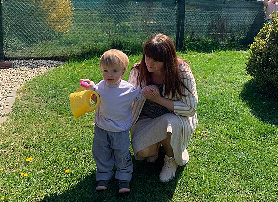 Oksana ernij s jedním ze svých vnuk na zahrad u domu v esku, kde aktuáln...