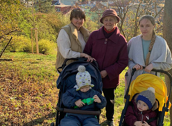 Oksana �ernij, její maminka, dcera a dva vnuci na vycházce v �esku, kam prchli...