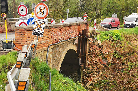 Most v Tetčicích na Brněnsku museli silničáři uzavřít. Řidiči, kteří dosud...